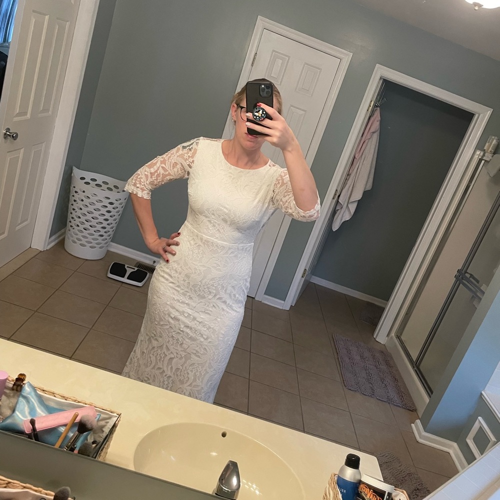 Brand new never worn Lulus wedding dress. Never been altered, size medium.